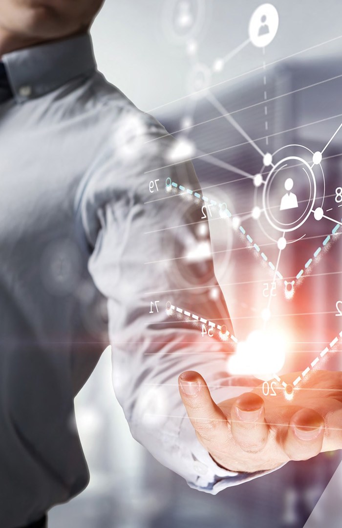 Hand präsentiert ein digitales Netzwerk aus Kontakten
